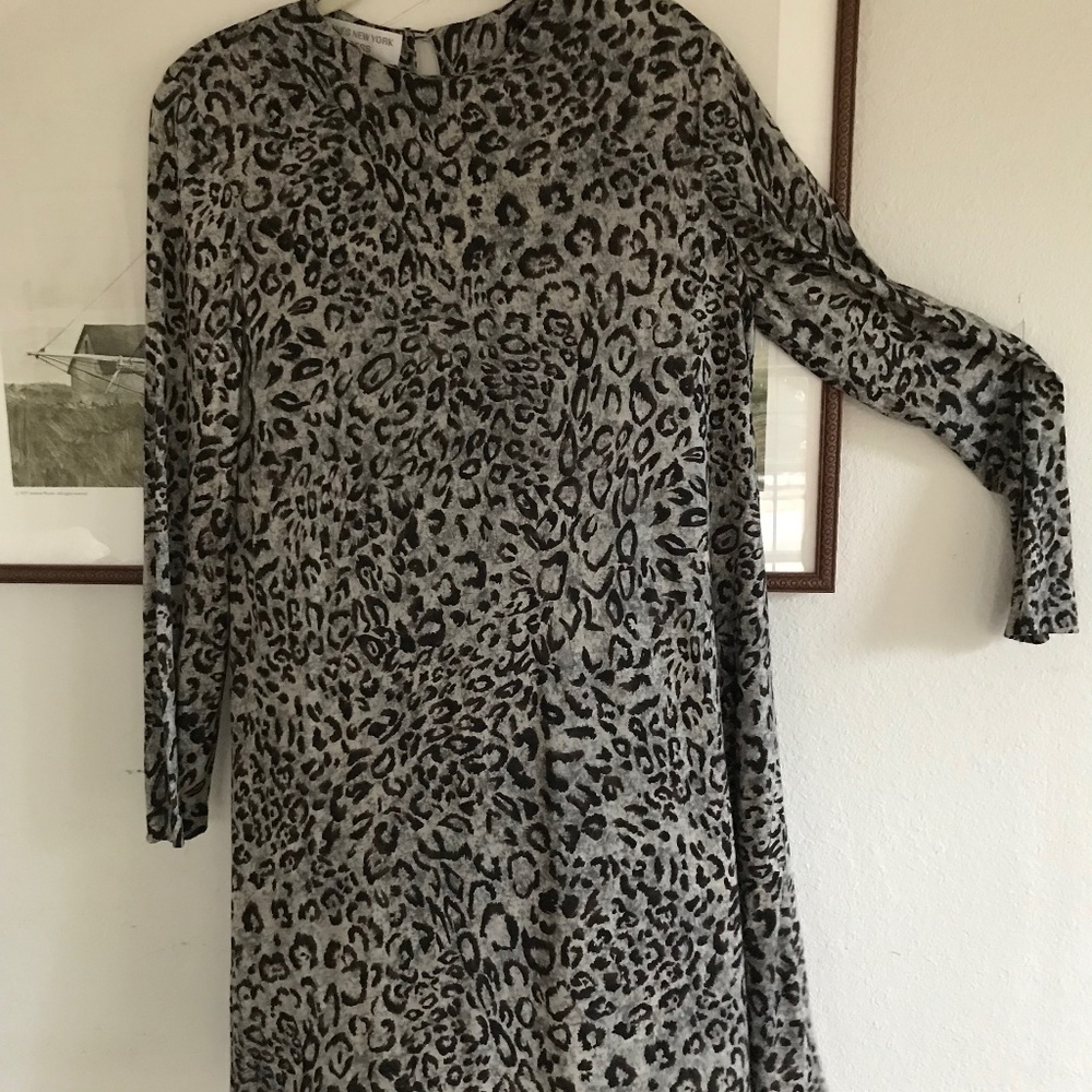 Gray leopard print